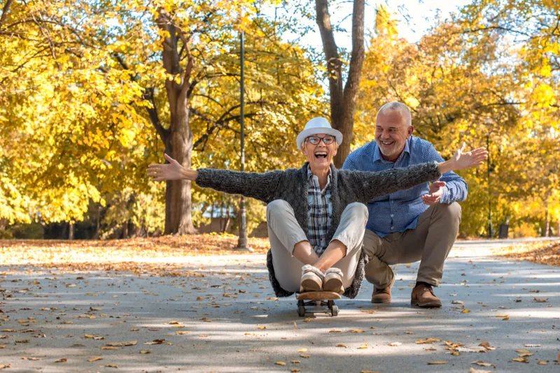 Idosos ativos praticando exercício ao ar livre